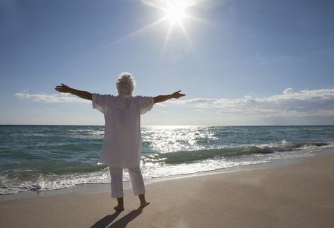 Gesunde alte Frau am Strand