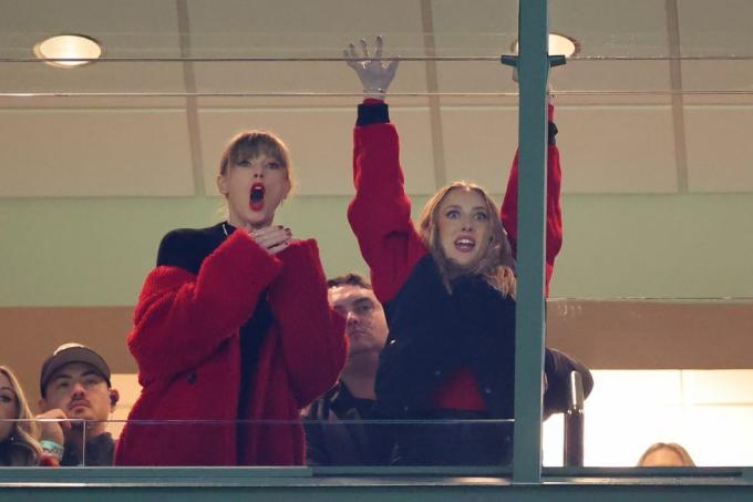 Lippenleser denken, Taylor Swift habe „Komm schon, Trav!“ geschrien Während des Chiefs-Spiels