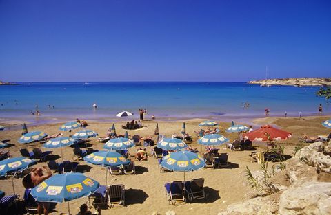 Paphos Strand in Zypern - heißes sonniges Wetter