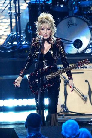 los angeles, kalifornien november 05 neuling dolly parton tritt auf der bühne während der 37. jährlichen rock roll hall von auf Ruhmeinführungszeremonie im Microsoft Theatre am 5. November 2022 in Los Angeles, Kalifornien, Foto von Jeff kravitzfilmmagic