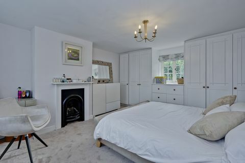 Cottage in Surrey Village, wo der Urlaub gedreht wurde, zu verkaufen