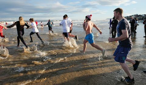 Hartgesottene Badegäste kommen zum zweiten Weihnachtsfeiertag in die Nordsee