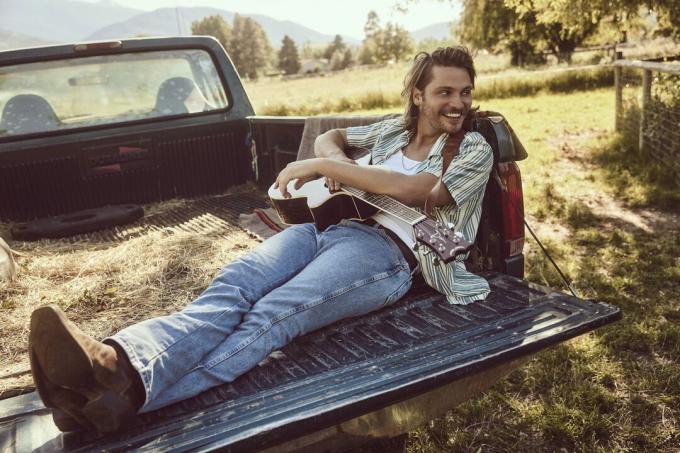 Luke Grimes mit Gitarre