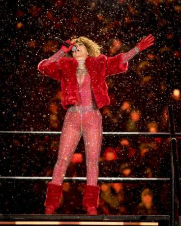 ottawa, am 26. november tritt shania twain während der halbzeitshow beim 105. grey cup-meisterschaftsspiel zwischen den auf Toronto Argonauts und die Calgary Stampeders im TD Place Stadium am 26. November 2017 in Ottawa, Kanada, Foto von Mark Hortongetty Bilder