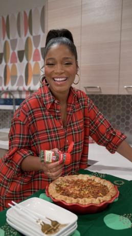 keke palmer streut petersilie auf die quiche an der küchentheke