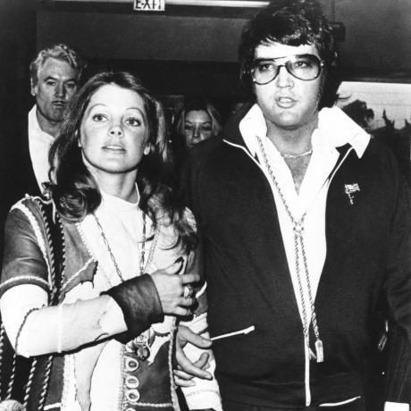 Elvis Presley und Priscilla bei ihrer Scheidungsverhandlung