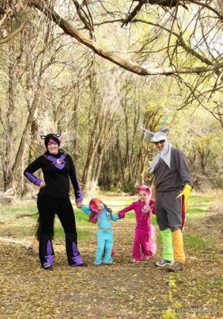 Mama, Papa und zwei kleine Mädchen verkleidet als Pinkie Pie, Discord, Alptraummond und Rainbow Dash von meinem kleinen Pony