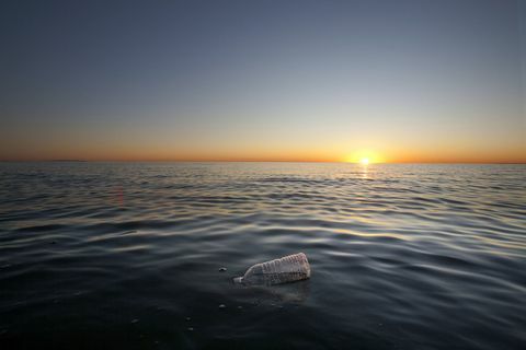Plastikflasche, die auf Ozean schwimmt
