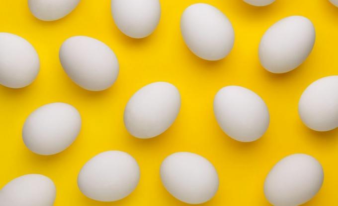 Full-Frame-Schuss von Eiern auf gelbem Hintergrund