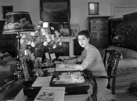 19. juli 1946 prinzessin elizabeth arbeitet an ihrem schreibtisch im buckingham palace foto von lisa sheridanstudio lisagetty images