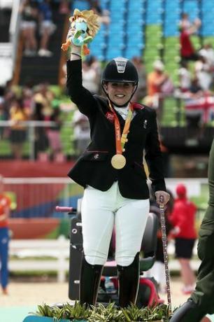 Rio de Janeiro, Brasilien 15. September Goldmedaillengewinner Natasha Baker aus Großbritannien feiert auf dem Podium bei der Medaillenzeremonie für die Dressurreiterin Meisterschaftstest Klasse II Finale während Tag 8 der Paralympischen Spiele von Rio 2016 im Olympiastadion am 15. September 2016 in Rio de Janeiro, Brasilien Foto von Alexandre loureirogetty Bilder