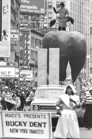 New Yorker Yankees Bucky Dent reitet auf dem Big Apple Float bei der Macys Parade 1978