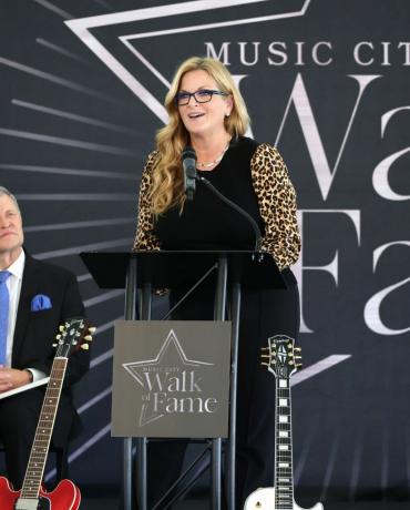 nashville, tennessee 10. oktober trisha yearwood nimmt an der einführungszeremonie des music city walk of fame 2022 teil im music city walk of fame park am 10. oktober 2022 in nashville, tennessee, foto von jason kempingetty Bilder