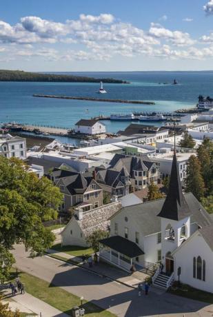 Blick auf die Stadt Mackinaw Island