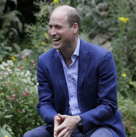 Großbritanniens Prinz William, Herzog von Cambridge, distanziert sich sozial, als er bei einem Besuch im Gartenhaus von Cambridge mit Servicenutzern spricht das lichtprojekt in peterborough, am 16. juli 2020, das informationen, beratung und unterstützung für die rauen schläfer in bietet peterborough