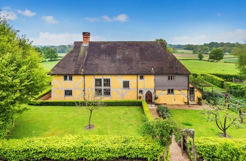 Ein malerisches, denkmalgeschütztes Cottage, Froggats Cottage, in Surrey, das kürzlich in einer Folge von BBCs Escape to the Country vorgestellt wurde, ist jetzt für 1,6 Mio. GBP auf dem Markt. 