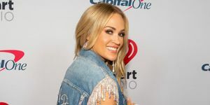 austin, texas – 7. mai carrie underwood posiert backstage während des iheartcountry festivals im moody center am 7. mai 2022 in austin, texas, foto von barry brecheisengetty images