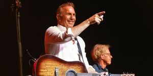 nashville, tennessee 26. oktober kevin costner tritt mit seiner band modern west auf der bühne im ryman auditorium am 26. oktober 2021 in nashville, tennessee photo by terry wyattgetty images auf