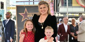 Kelly Clarkson und die Kinder River Rose Blackstock und Remington Alexander Blackstock posieren während der Sternzeremonie für Kelly Clarkson auf dem Hollywood Walk of Fame am 19. September 2022 in Los Angeles, Kalifornien, Foto von Michael Bucknervariety via Getty Bilder