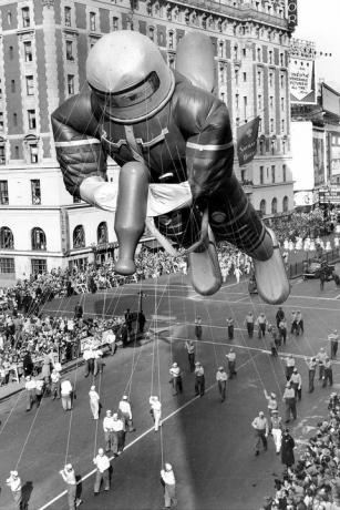 Helium gefüllter Gummiraumfahrer, 70 Fuß groß, bei der Macys Day Parade 1953