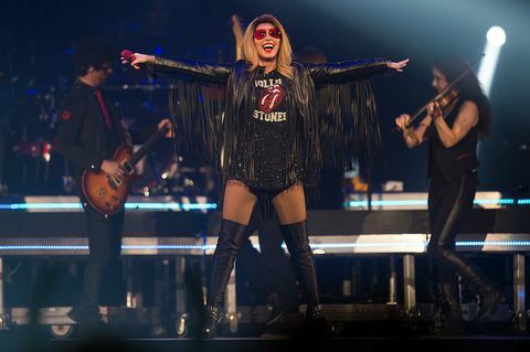 denver, co 14. august jason mowery l und megan mullins r treten mit shania twain während ihres rock this country auf abschiedstour im pepsi center 14. august 2015 in denver, colorado foto von daniel pettythe denver post via getty Bilder