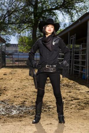 japanische frau im allblack cowgirl kostüm