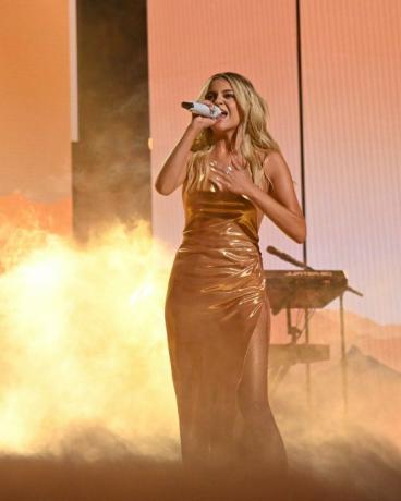 Nashville, Tennessee, 28. September 2023 Peoples Choice Country Awards, abgebildet lr Kelsea Ballerini tritt während der Peoples 2023 auf der Bühne auf Choice Country Awards, verliehen am 28. September 2023 im Grand Ole Opry House in Nashville, Tennessee, Foto von Katherine Bomboynbc via Getty Bilder