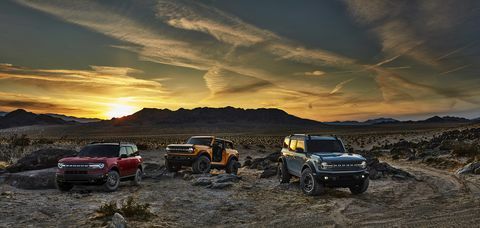 Vorproduktionsversionen der brandneuen 2021 Bronco-Familie aller hier gezeigten robusten Geländewagen mit Allradantrieb enthalten Bronco Sport in Rapid Red Metallic getönten Klarlack, Bronco zweitürig in Cyber ​​Orange Metallic Tri Coat und Bronco Viertürer in Kaktus grau