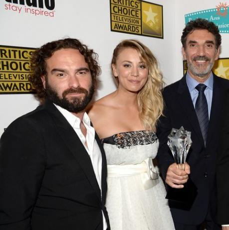 los angeles, ca. 10 juni l r schauspieler johnny galecki und kaley cuoco, produzenten chuck lorre und bill prady, schauspielerin melissa rauch und produzent steven molaro kommen beim fernsehfernsehen an Journalistenverbände dritter jährlicher Fernsehpreis der Kritikerwahl im Beverly Hilton Hotel am 10. Juni 2013 in Beverly Hills, Kalifornien Foto von Jason Merrittgetty Images for ccta