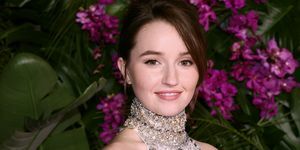 Kaitlyn Dever besucht die Premiere von Universal Pictures „Ticket to Paradise“ in einem Neckholder-Top und einem passenden Rock