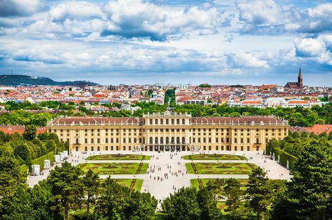 Schöne Ansicht berühmten Schonbrunn-Palastes mit großem Parterre-Garten in Wien, Österreich