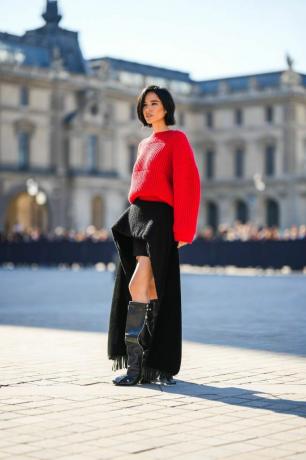 Paris, Frankreich 04. Oktober Kelsey Asbille trägt einen roten Oversize-Pullover aus gerippter Wolle, einen asymmetrischen Rock mit langer Schleppe aus schwarzem Filz von Louis Vuitton, schwarze, glänzende Lederschuhe mit Blockabsatz und Patti-Knie stiefel hohe stiefel von louis vuitton, außerhalb von louis vuitton, während der pariser modewoche damenmode frühlingssommer 2023, am 4. oktober 2022 in paris, frankreich foto von edward berthelotgetty Bilder