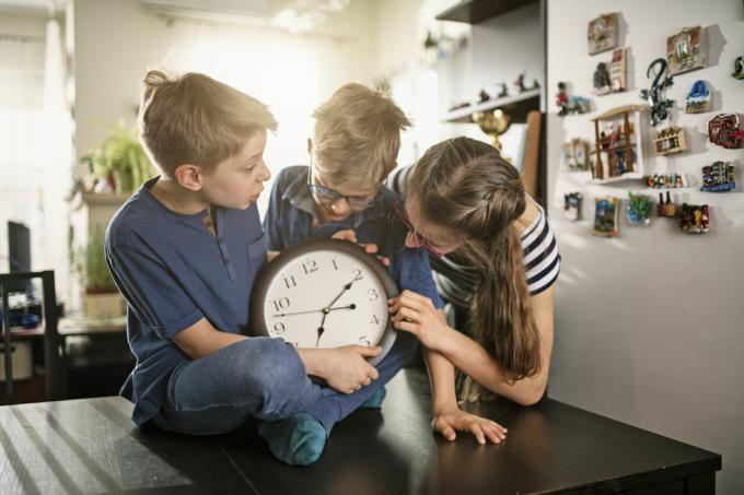 Kinder spielen einen Aprilscherz