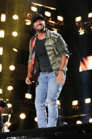 nashville, tennessee, 11. juni luke bryan tritt am 3. tag des cma fest 2022 im nissan-stadion am 11. juni 2022 in nashville, tennessee auf, foto von terry wyattwireimage