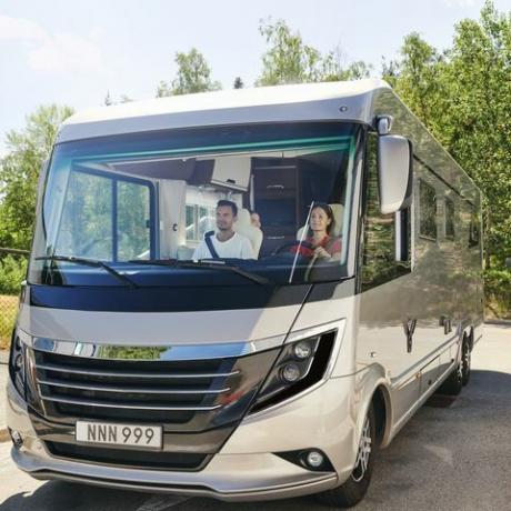 Familie, die im Sommer im Wohnmobil unterwegs ist