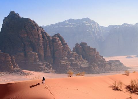 Wandern durch die Wüste im Wadi Rum