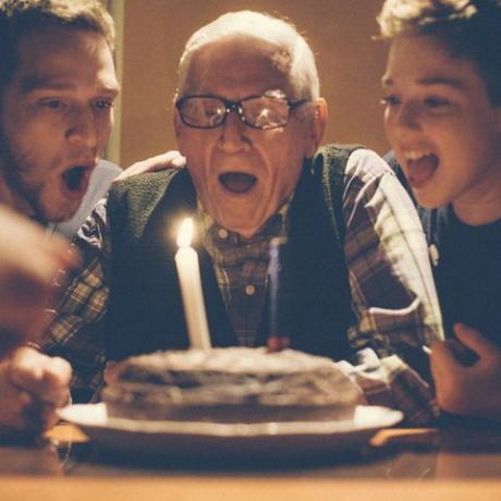 Junge Männer feiern den Geburtstag ihres Großvaters