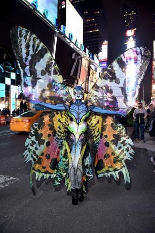 New York, NY 31. Oktober Heidi Klum gibt den Besuchern der Times Square einen kleinen Einblick in ihr Halloween-Kostüm, bevor sie ihr jährliches Event veranstaltet Party in der Innenstadt von Tao gesponsert von Moto X am 31. Oktober 2014 in New York City Foto von Dimitrios Kambourisgetty Bilder für Heidi klum