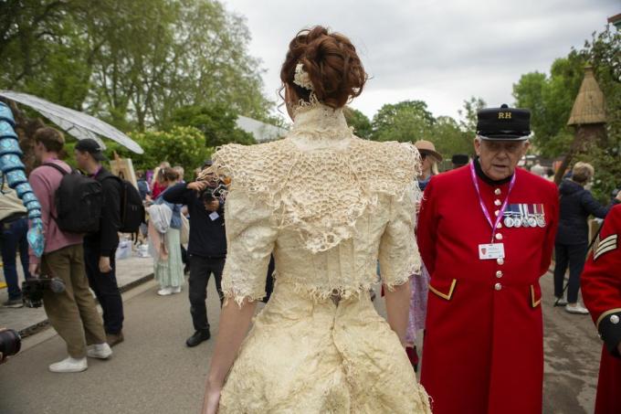 biologisch abbaubares Hochzeitskleid auf der Chelsea Flower Show