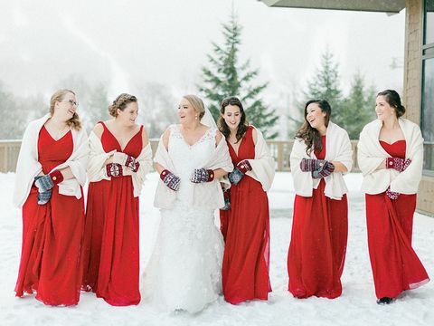 weihnachten hochzeitsideen rote brautjungfernkleider