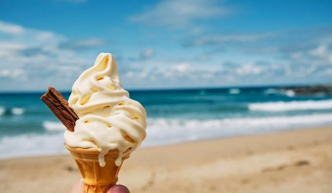 Freunde versammelten sich mit Eistüten auf einem Eisfest