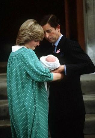 Prinzessin Diana und Prinz Charles mit ihrem neugeborenen Sohn auf den Stufen des Marienkrankenhauses, 1982