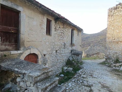 Ein rustikales italienisches Dorf in einer idyllischen ländlichen Umgebung wird zum Verkauf angeboten