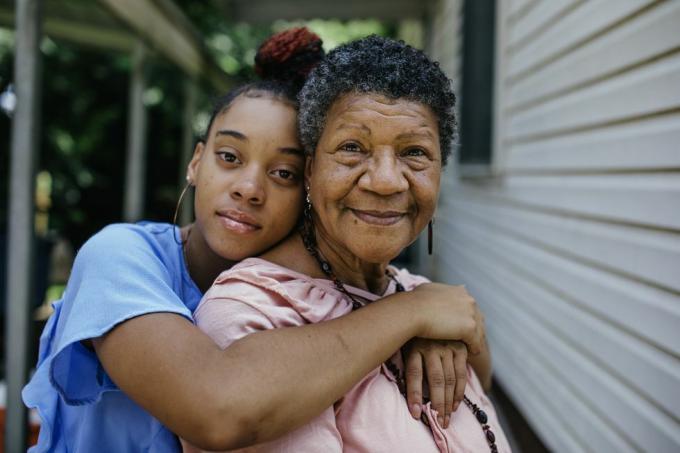 Porträt einer schwarzen Großmutter mit Teenager-Enkelin Beide schauen in die Kamera Mitglieder einer schwarzen Mittelklasse-Amerika-Familie