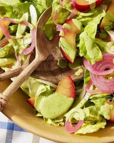 Bibb-Salat mit eingelegten Zwiebeln, Fenchel und Pflaumen