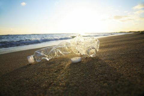 Hawaii, Oahu, eine Flasche Wasser am Strand