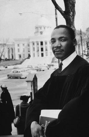 US-amerikanischer Bürgerrechtler und Minister, der Reverend Martin Luther King jr 1929 1968 in seinen Gewändern als Pastor der Dexter Avenue Baptist Church in Montgomery, Alabama, Mitte der 1950er Jahre Foto von New York Times Cogetty Bilder