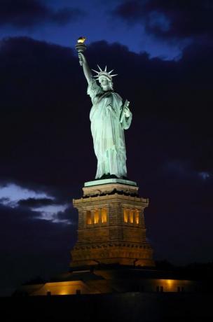 beleuchtete Aufnahme der Freiheitsstatue in der Abenddämmerung