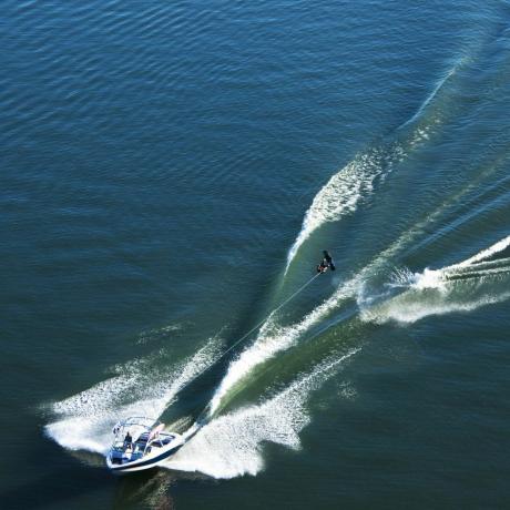 Ein athletischer Wakeboarder springt über die Spur