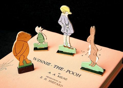 Eine Erstausgabe des Winnie-the-Pooh-Buches mit Figuren aus einem 1930er-Spiel, das 2008 von Sotheby's versteigert wurde